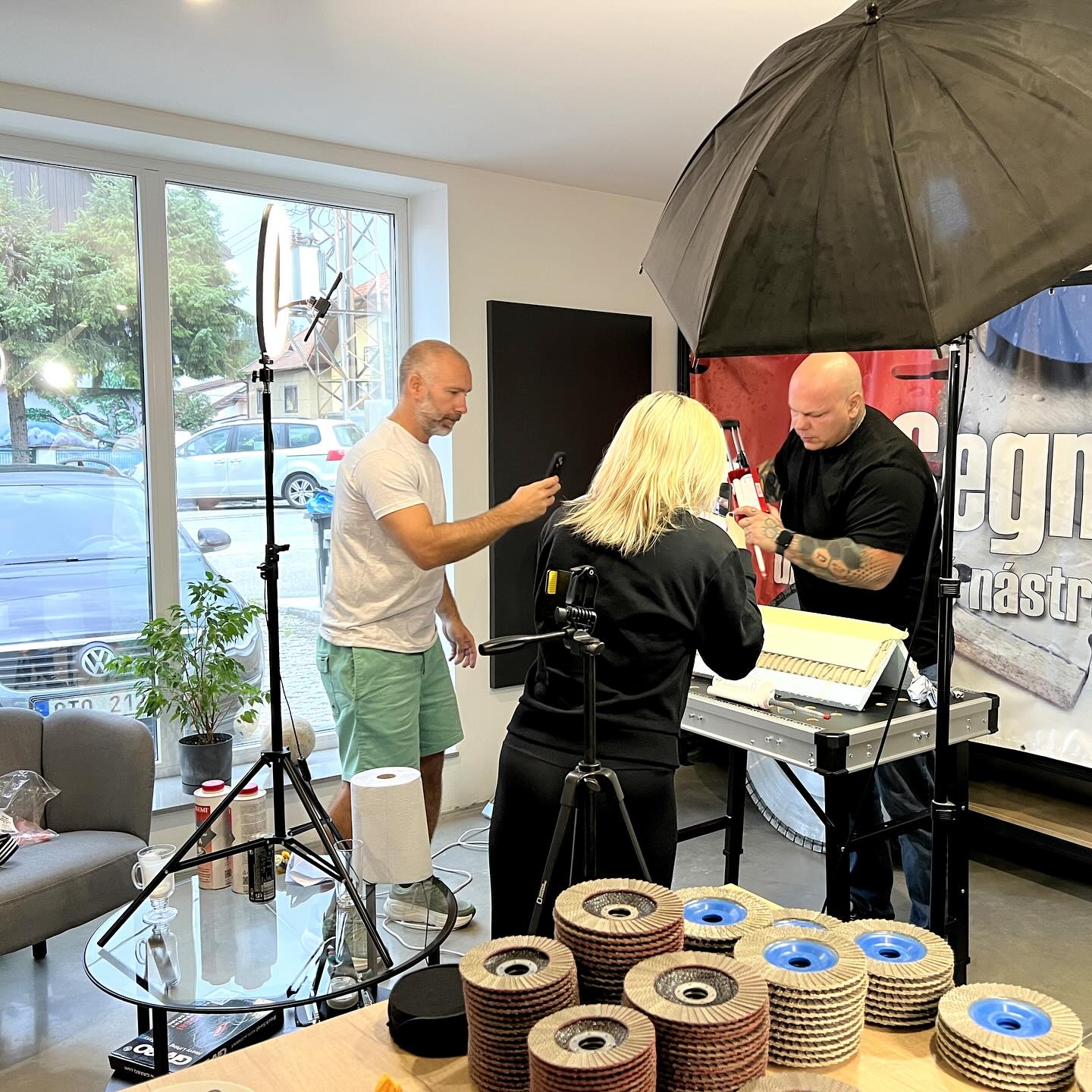 Dnes sme u nás privítali vskutku ctených hostí💥. 

Na kávu☕️, krátku exkurziu v našom sklade spojenú s prezentáciou a testom výrobkov AKEMI, prišli naši kamaráti Kuba z @jj_tile_design a Igor Balašov - dodávateľ produktov značky @akemi_slovakia 

Stretnutie bolo sústredené na tmely a lepidlá vhodné predovšetkým na profesionálne lepenie keramiky z rady colourbond.

My ďakujeme za návštevu, pokec, cenné rady ☝️

#obkladaci #obkladacky #akemi #colourbond #diasegment #jjtileservice #spolupracujemesprofesionalmi