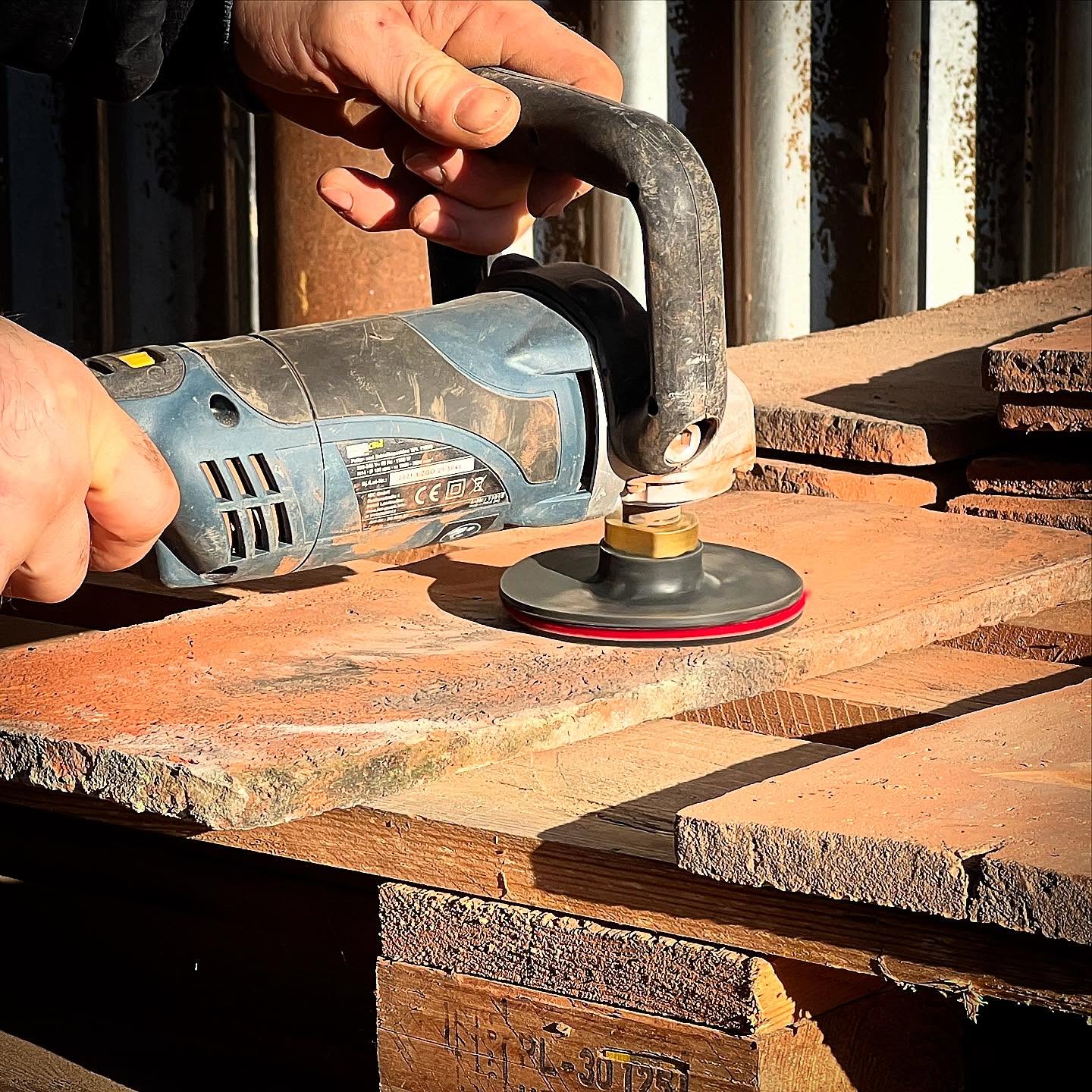 Dnes sme s klientom brúsili tehlu 👊
Klient spokojný ☑️
Nástroje pracujú ☑️
Nová skúsenosť s perfektným výsledkom ☑️
.
.
.
#diasegment #diamantovenastroje #diamantovykotuc #diamondtools