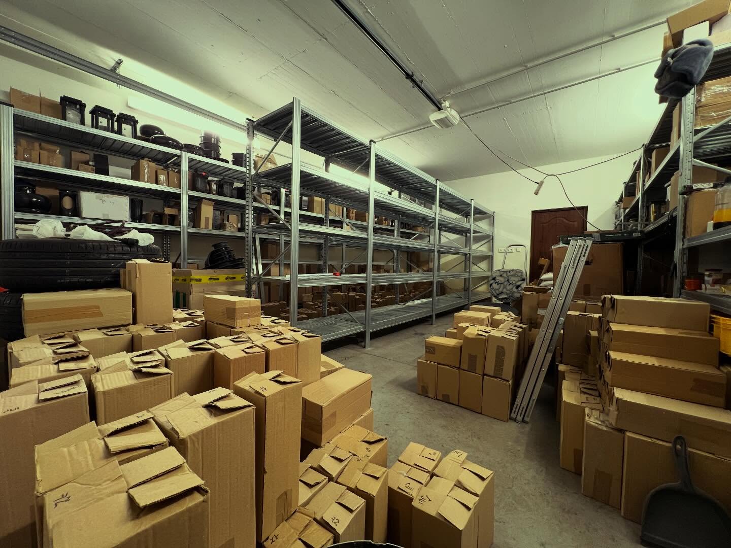 Tu bola garáž pre veľkú dodávku. Bola. Treba priestor na nový tovar. 
Byť lídrom na trhu, zachovať si pozíciu a stále napredovať je zodpovednosť. 
Extra si cením to, že toto je prvý veľký zásah do organizácie skladu, ktorý nevediem ja ale mladá krv @michal_diasegment .

Dobrá práca kámo‼️ 🤝💪
.
.
.
#diasegment #diamantovenastroje #prekamenara #preobkladaca #diamantovykotuc