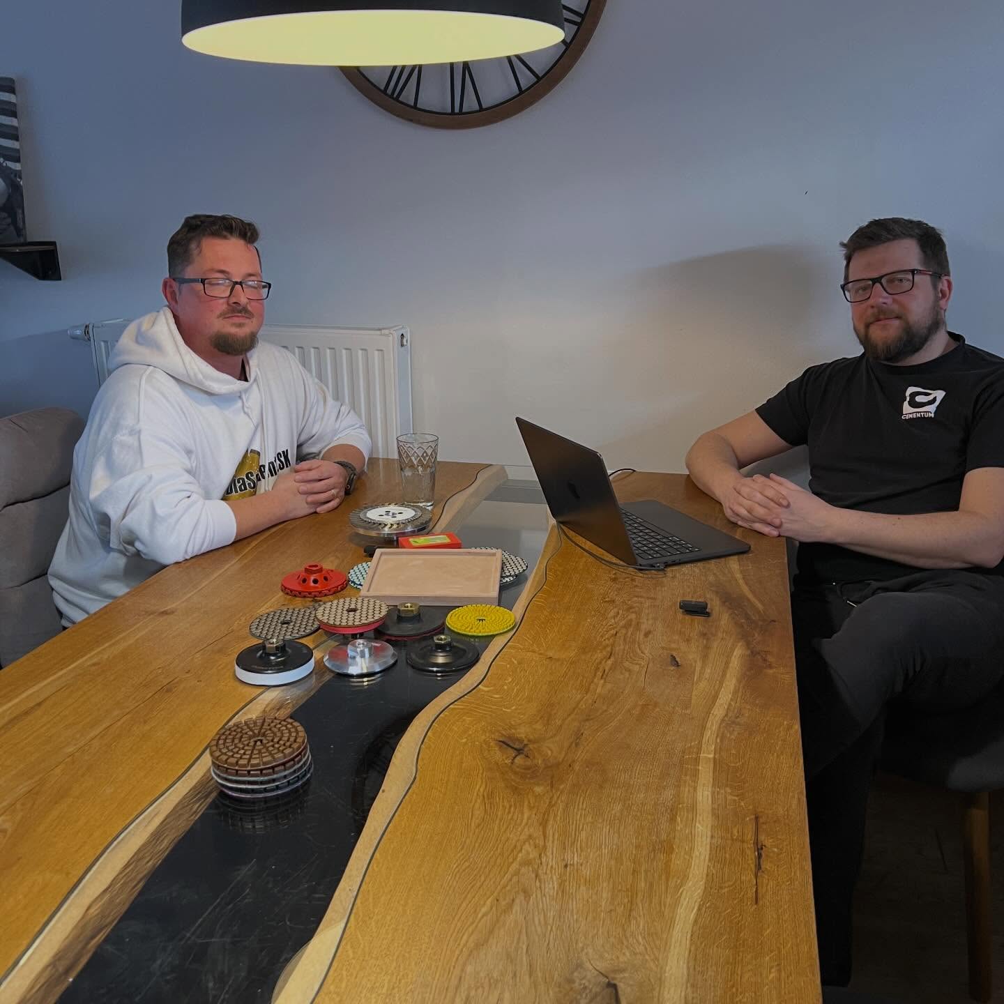 Máme za sebou nahrávanie prvého podkastu. Prvý pre mňa aj pre Honzu z @cementum_products 
Chce to ešte trochu vybrúsiť, doleštiť a zverejniť 😉
.
.
.
#lestenie #beton #diamantovykotuc #diasegment #cementum