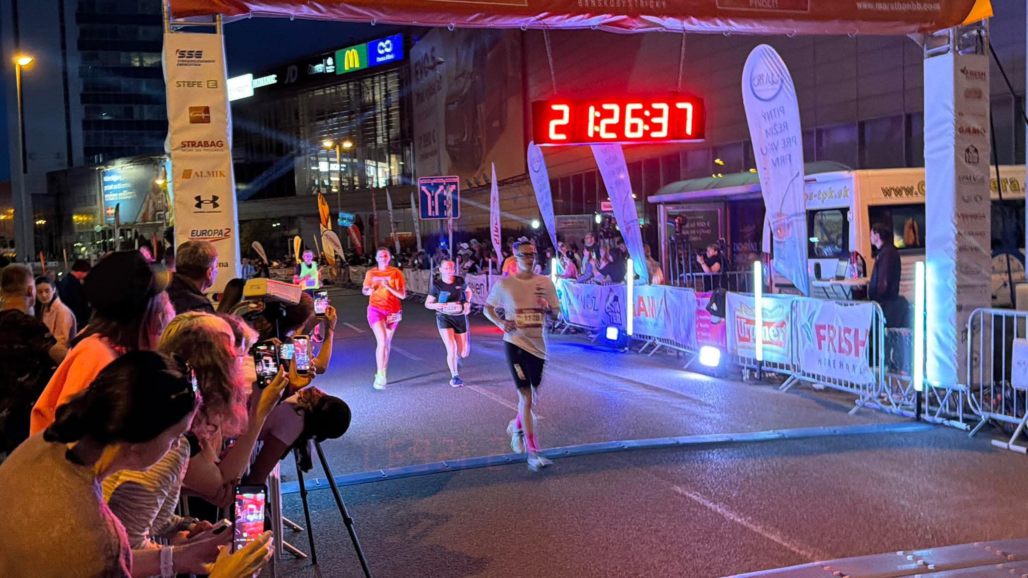 Ja nebehám. Ak ma uvidíš bežať, radšej utekaj tiež. 
Ale Michal DiaSegment ma za sebou prvý maratón a za mňa to je veľká frajerina 👍🥂🥇